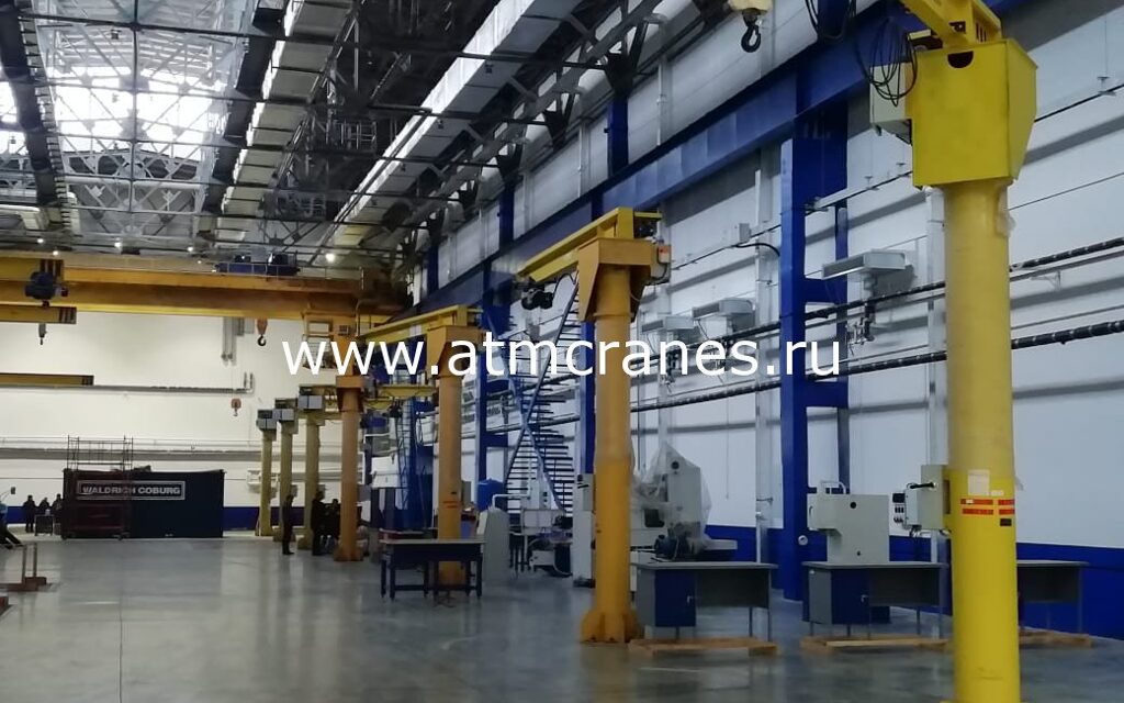 Серия из нескольких консольных кранов для промпредприятия